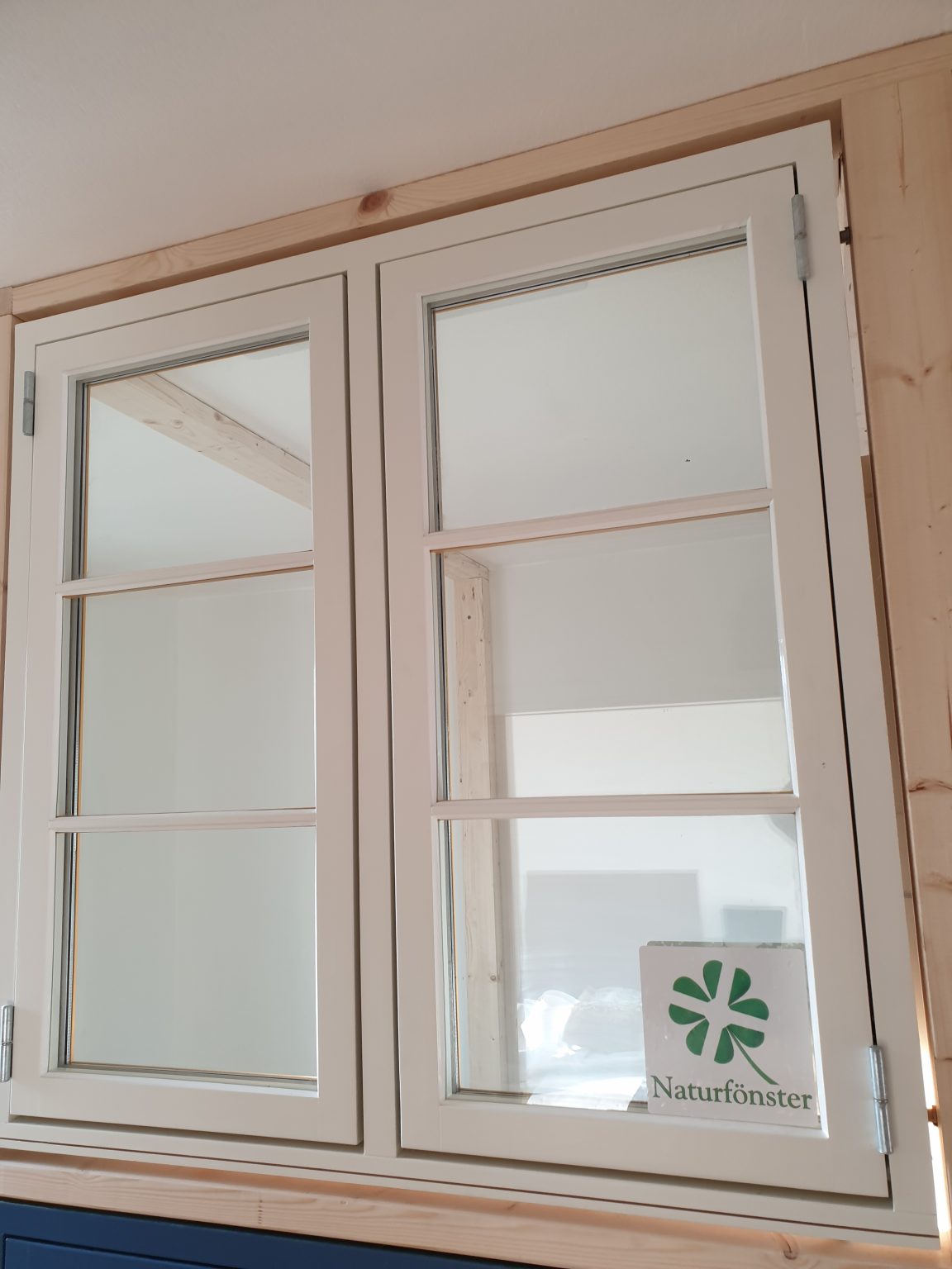 Nytillverkade fönster i gammal stil, gammaldags fönster.