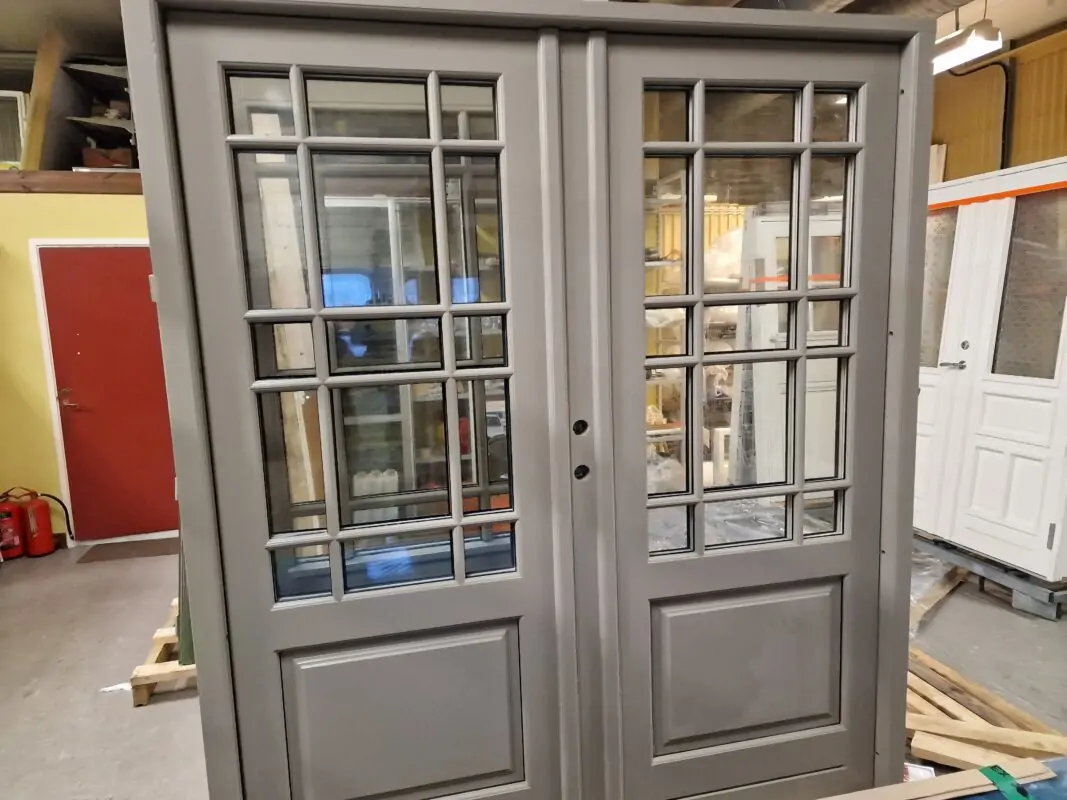 parytterdörr sekelskifte med dörrspeglar grå