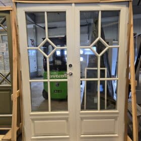 pardörr med en dörrspegel 15*20 rombsprojs och diagonal rea rabatt utförsäljning outlet kampanj