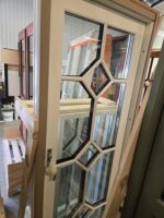pall altandörr samt 2 fönster med rombspröjs